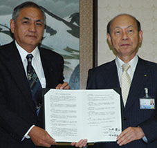 協定締結当時の理事長(左)と富山県知事(右)